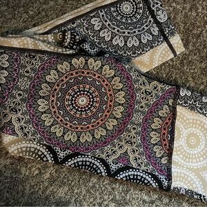 Charlie Jade Black and Cream Patterned Capri leggings size XS‎